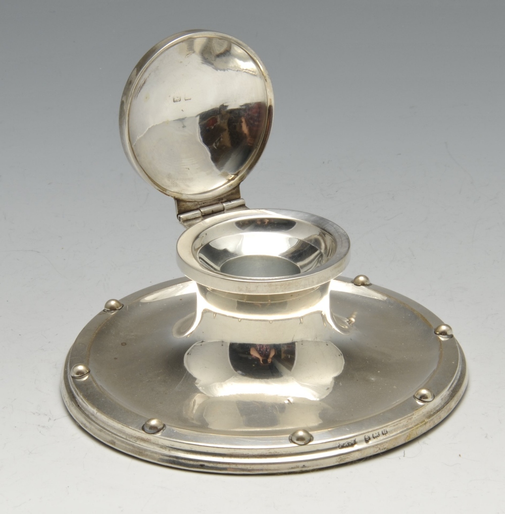 An early twentieth century silver inkstand of elongated oval form with reeded rim and raised on four - Image 7 of 7