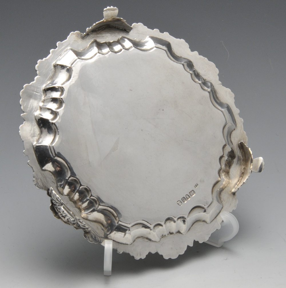 A late George III small silver salver, the circular form with shaped shell and scroll rim to a plain - Image 2 of 6