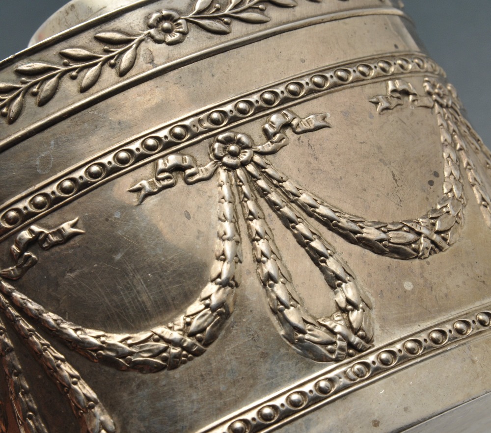 An early twentieth century silver tea caddy of oval form, decorated with a trailing leaf border - Image 4 of 7