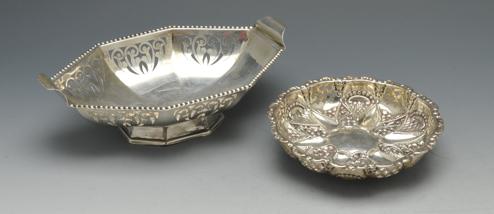 An Edwardian silver twin-handled cup of slightly flared form, having a planished finish with - Image 8 of 12