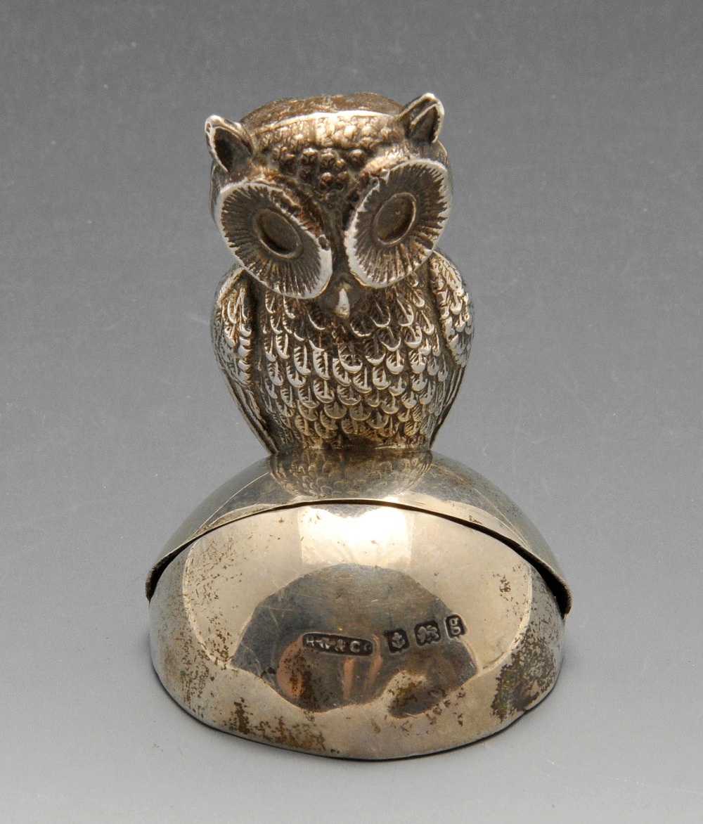 An Edwardian silver novelty menu or place card holder, realistically modelled as an owl.