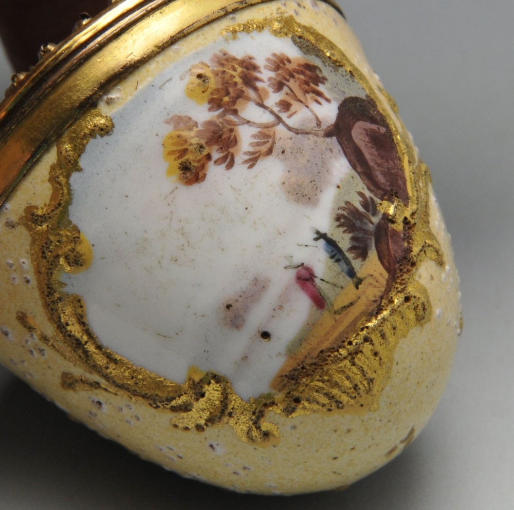 An enamel nutmeg grater of ovoid form, with gold tone mounts and gilt borders surrounding painted - Image 4 of 6