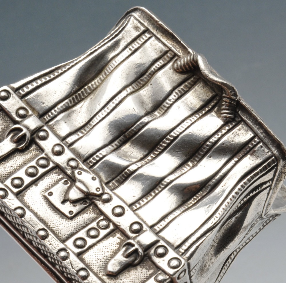 A 1930's novelty silver vesta case modelled as an open Gladstone style bag, striking edge to the - Image 5 of 5