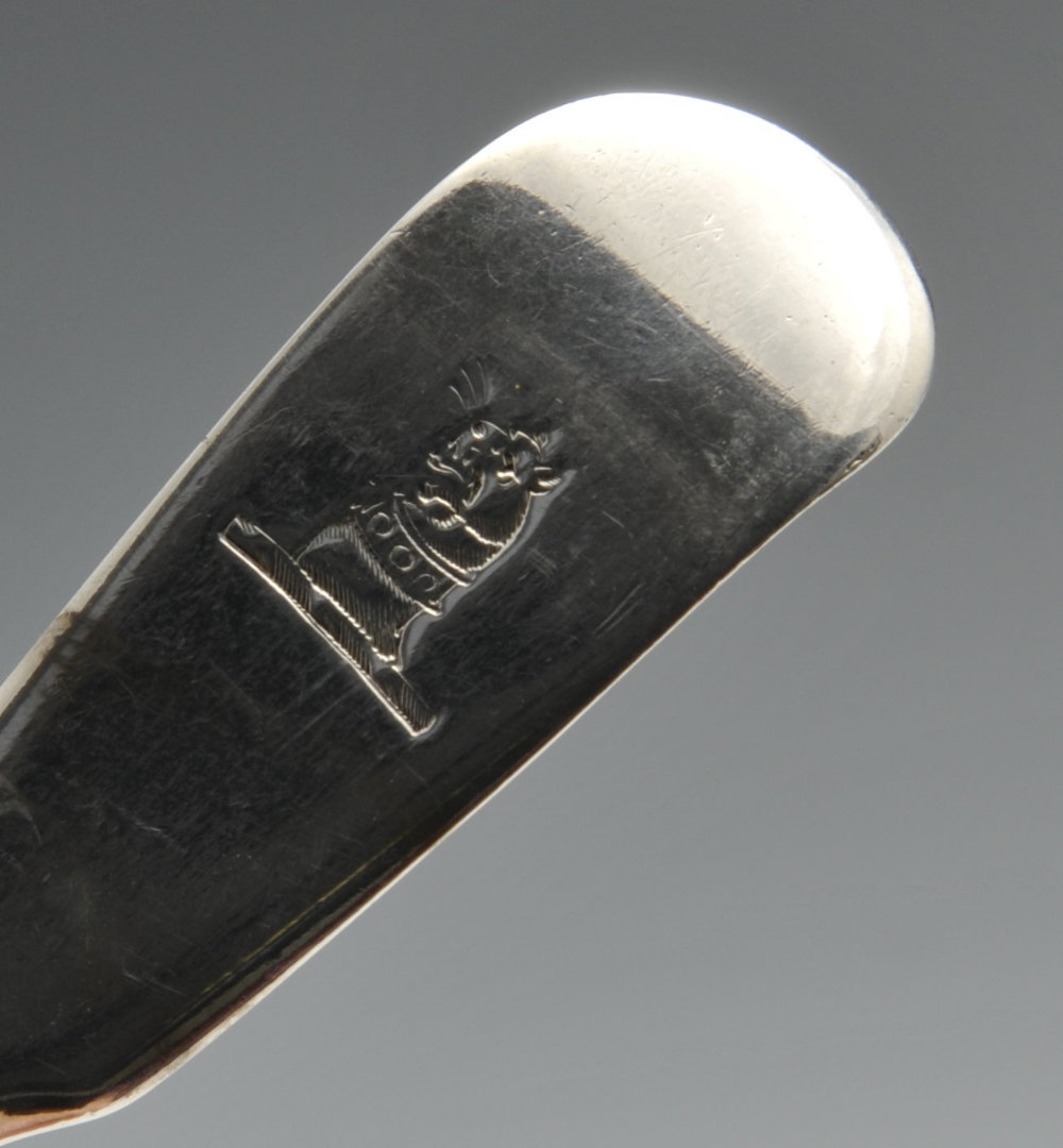 A George IV silver Fiddle pattern fish slice with crested terminal, hallmarked William, Charles & - Image 9 of 14