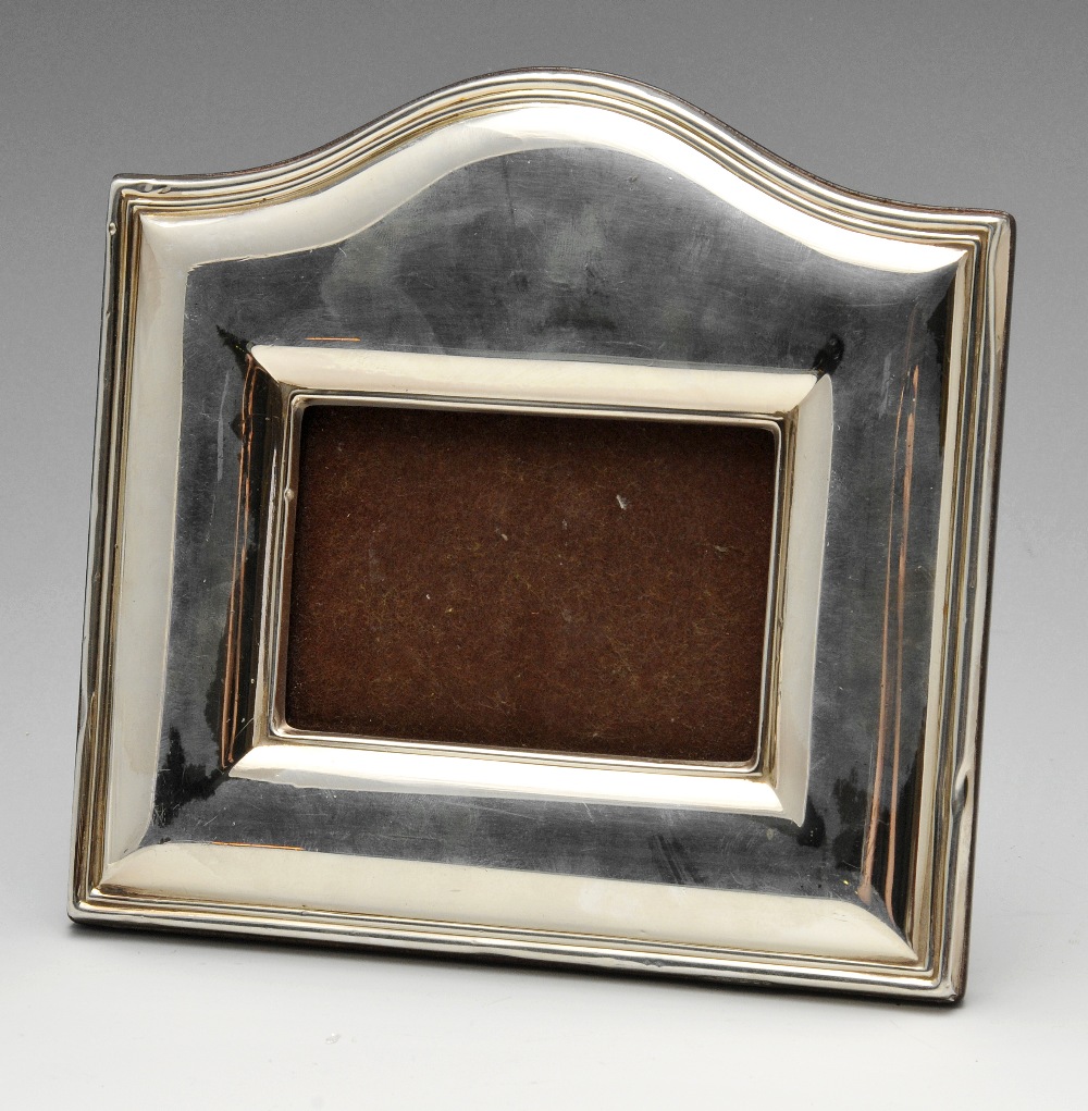 A modern silver mounted photograph frame, of arched top form having reeded rim and central