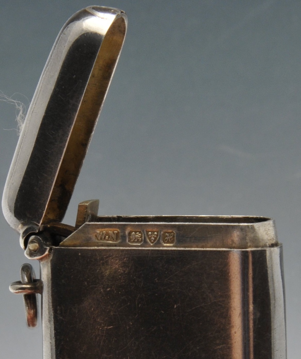 An Edwardian silver vesta case of plain oblong form with engraved family crest to the front, - Image 4 of 7