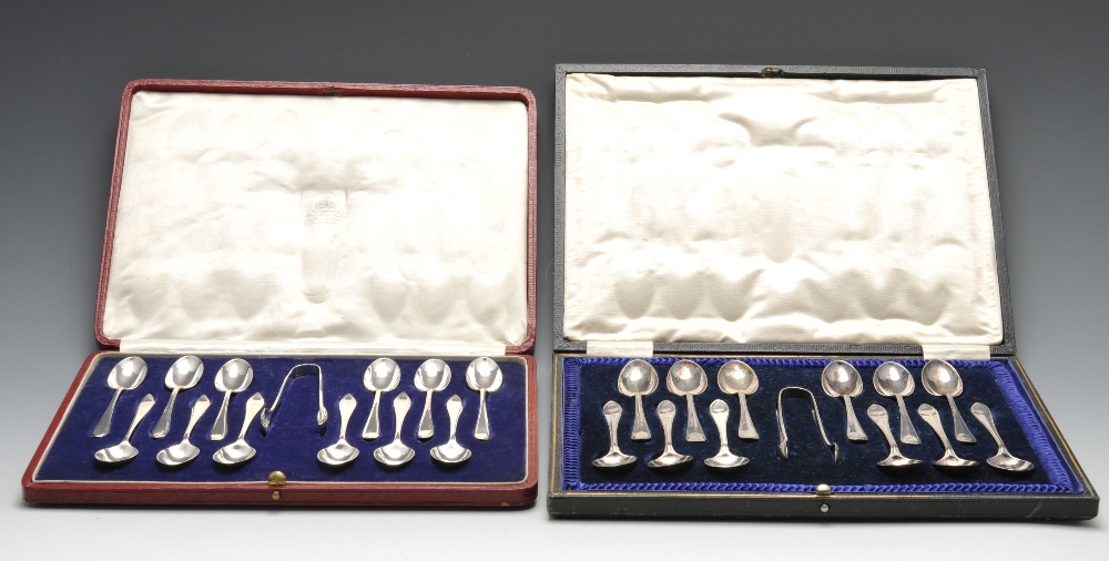 An Edwardian cased set of twelve silver teaspoons with matching sugar nips, each with plain tapering - Image 6 of 6