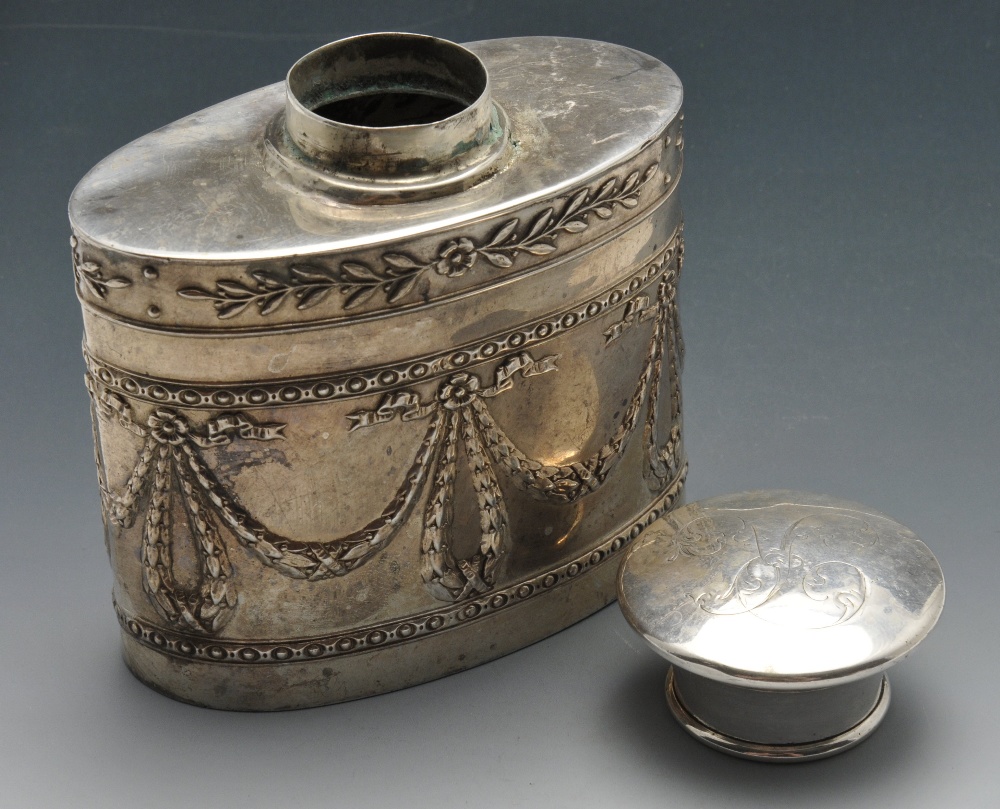 An early twentieth century silver tea caddy of oval form, decorated with a trailing leaf border - Image 2 of 7