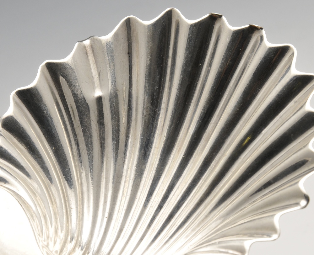 An early twentieth century silver butter shell of classic form, crested and raised on three ball - Image 4 of 5
