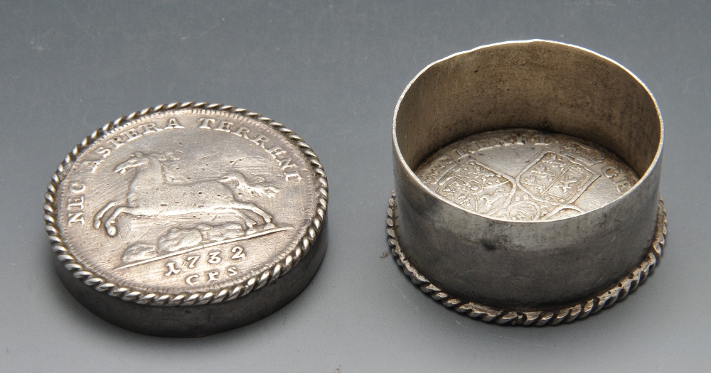 A continental pill or patch box, the circular form with Rope twist border and set with early - Image 2 of 4