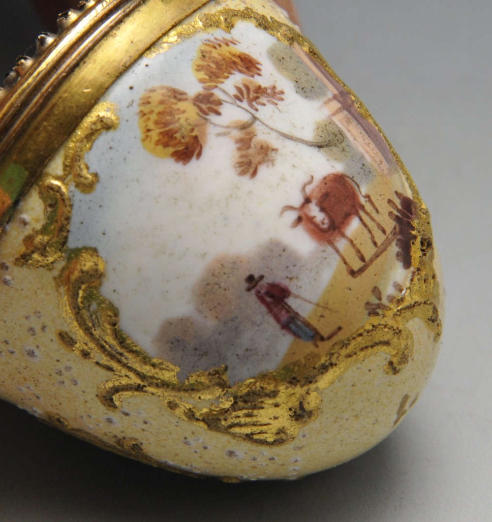 An enamel nutmeg grater of ovoid form, with gold tone mounts and gilt borders surrounding painted - Image 3 of 6