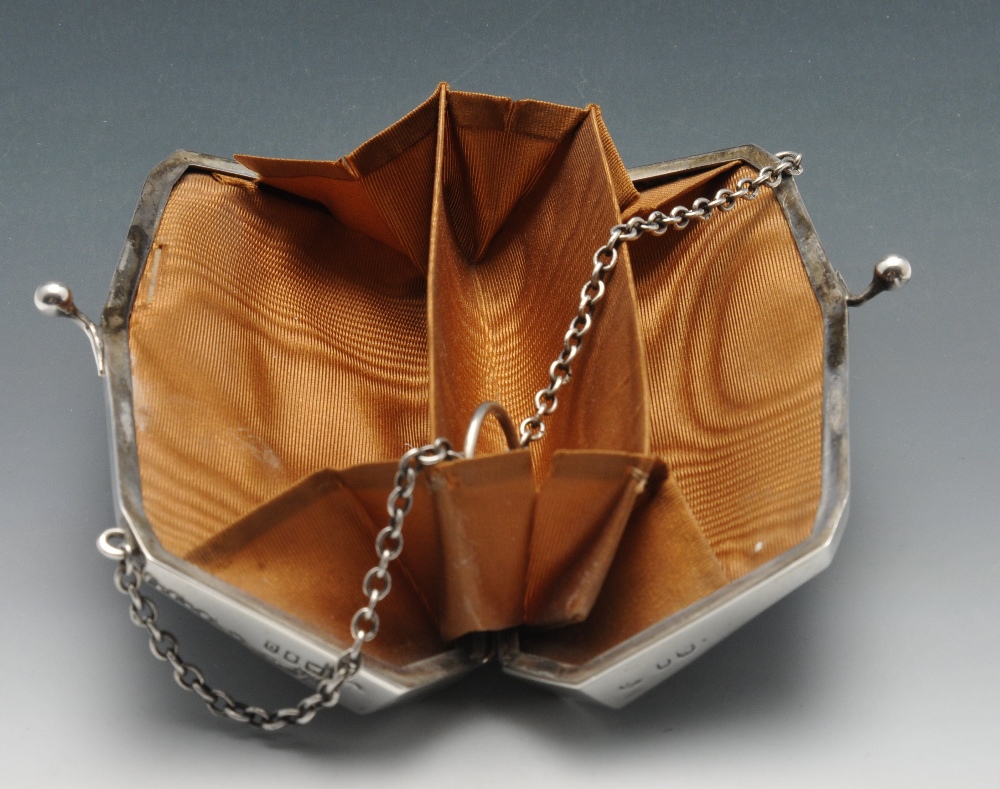 An early twentieth century silver mounted tortoiseshell purse, having scrolling foliate and bird - Image 3 of 5