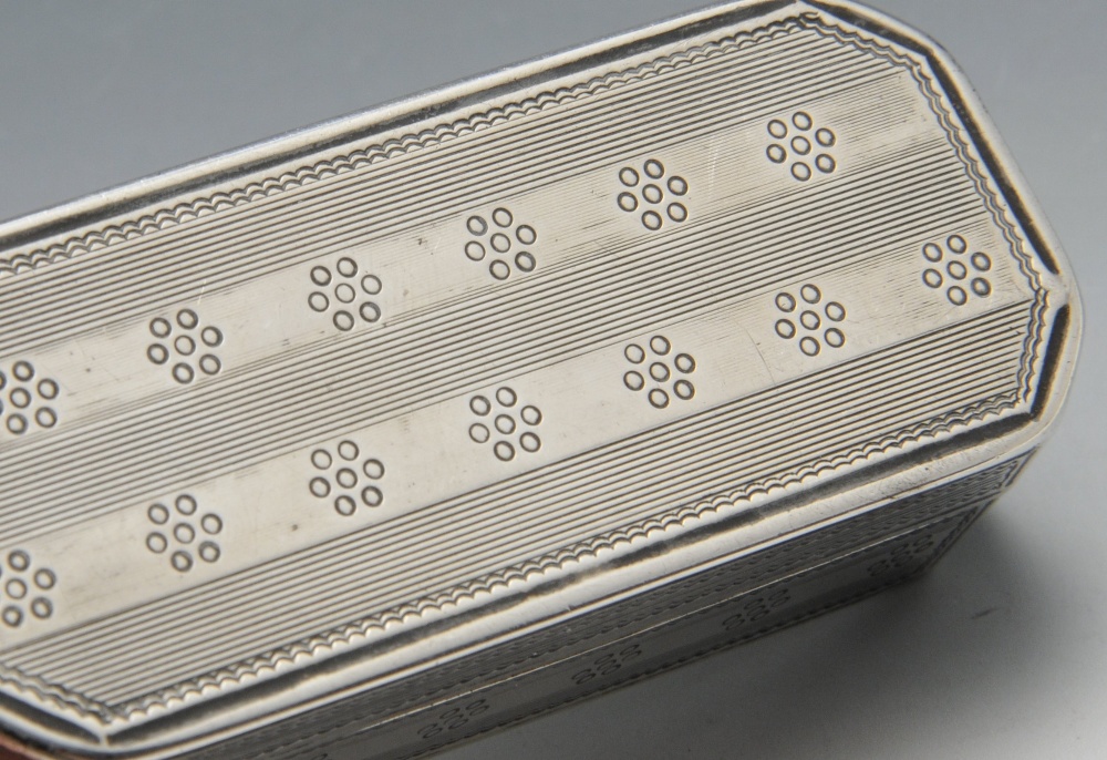 An early nineteenth century French silver snuff box, the oblong engraved form with canted corners - Image 5 of 13