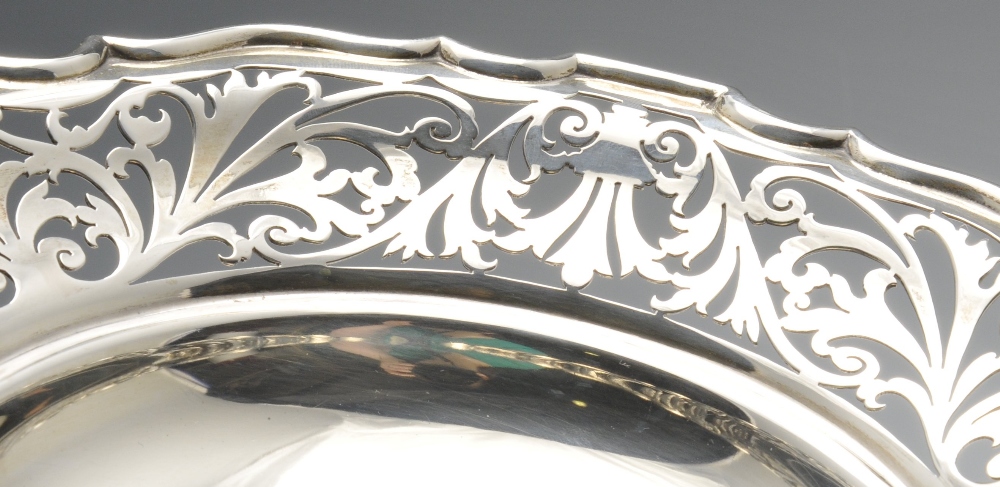 A George V silver tazza, having wide scrolling foliate pierced border and shallow dish leading to - Image 3 of 4