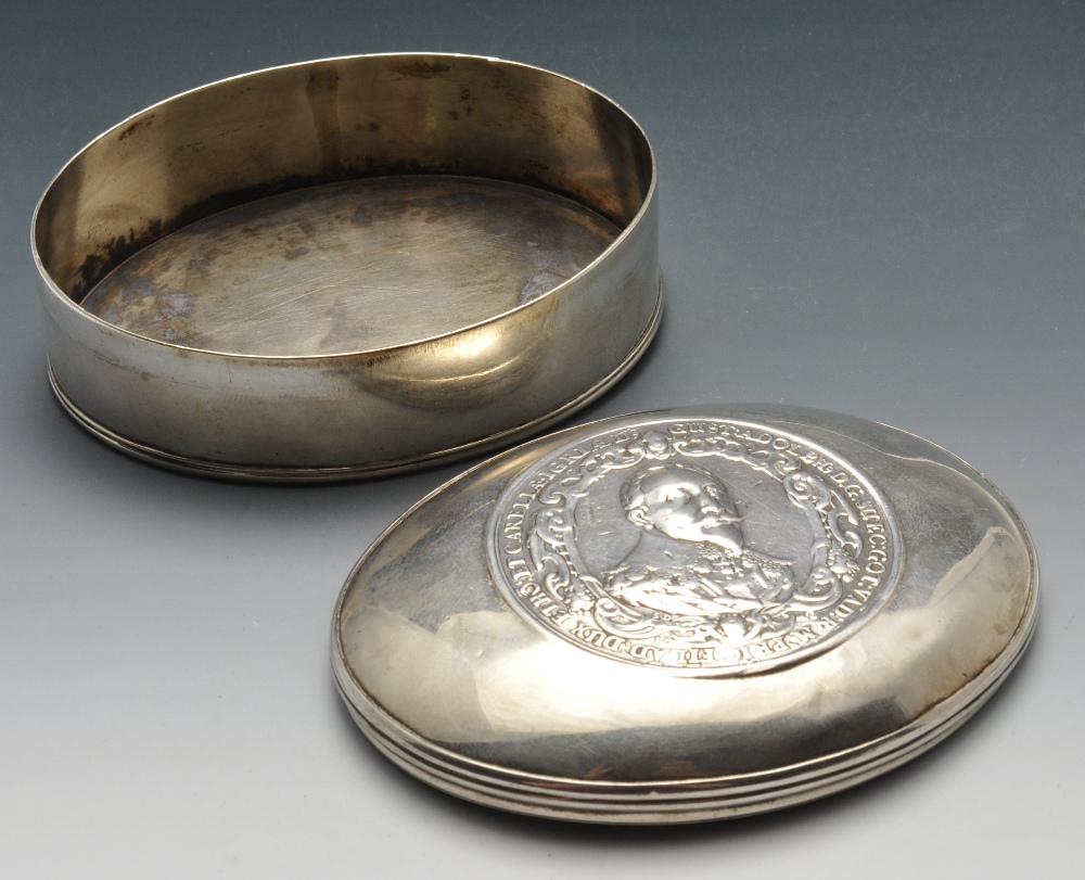 A continental table snuff or tobacco box, the plain oval form with detachable cover inset with an - Image 2 of 4