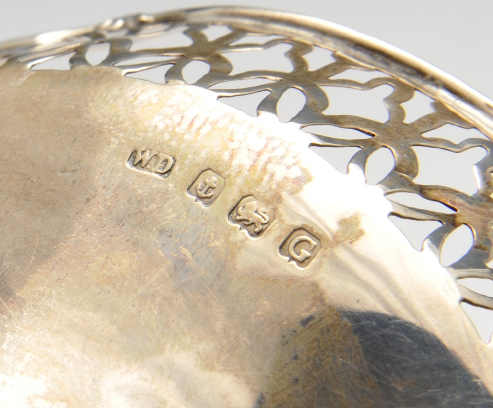 An Art Deco silver christening mug of plain tapered form with initial engraving and raised on a - Image 2 of 13