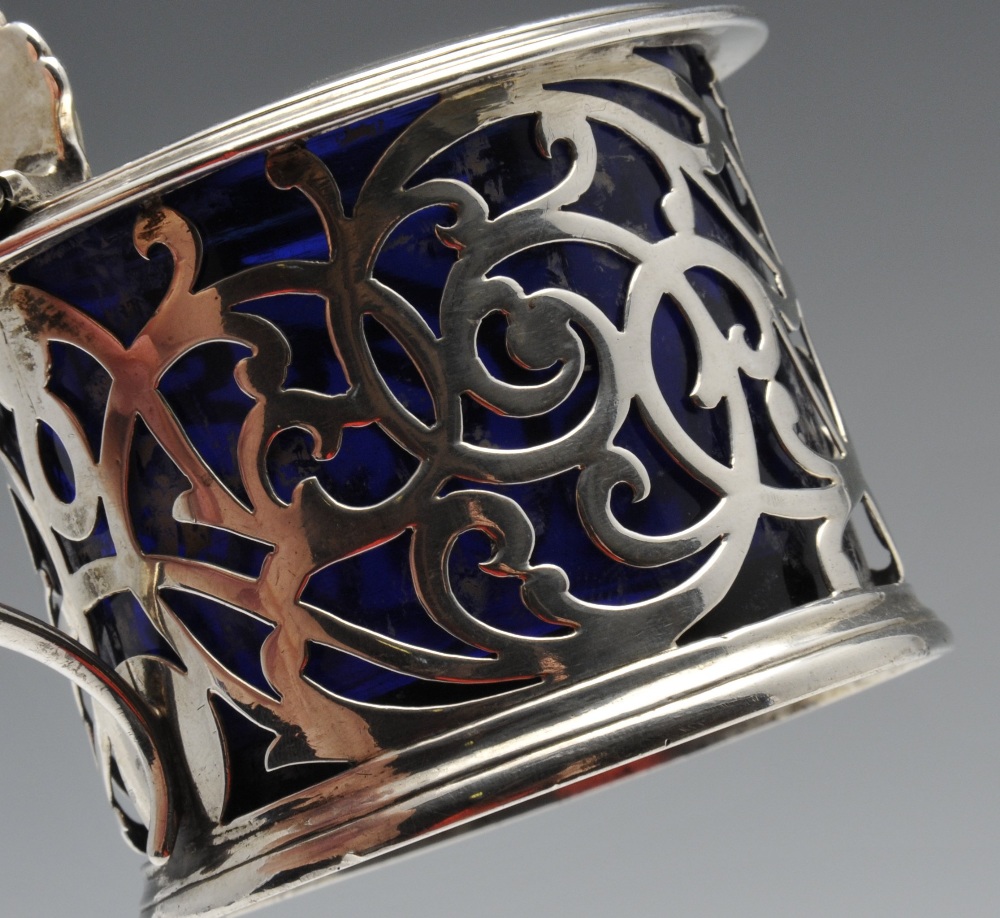 An early Victorian silver mustard pot with blue glass liner, the circular form with foliate scroll - Image 6 of 6