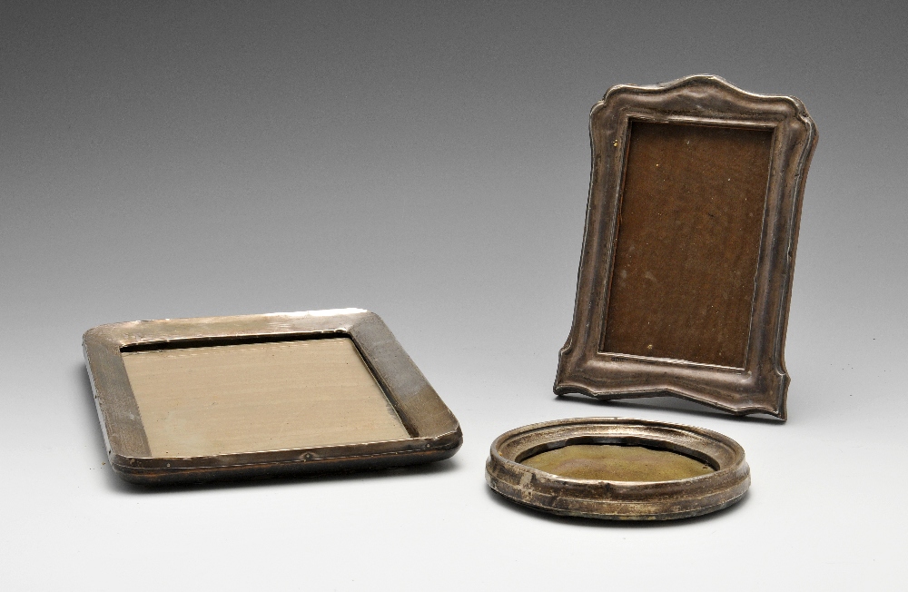 An Edwardian silver mounted photograph frame of plain and rounded rectangular outline, missing back,