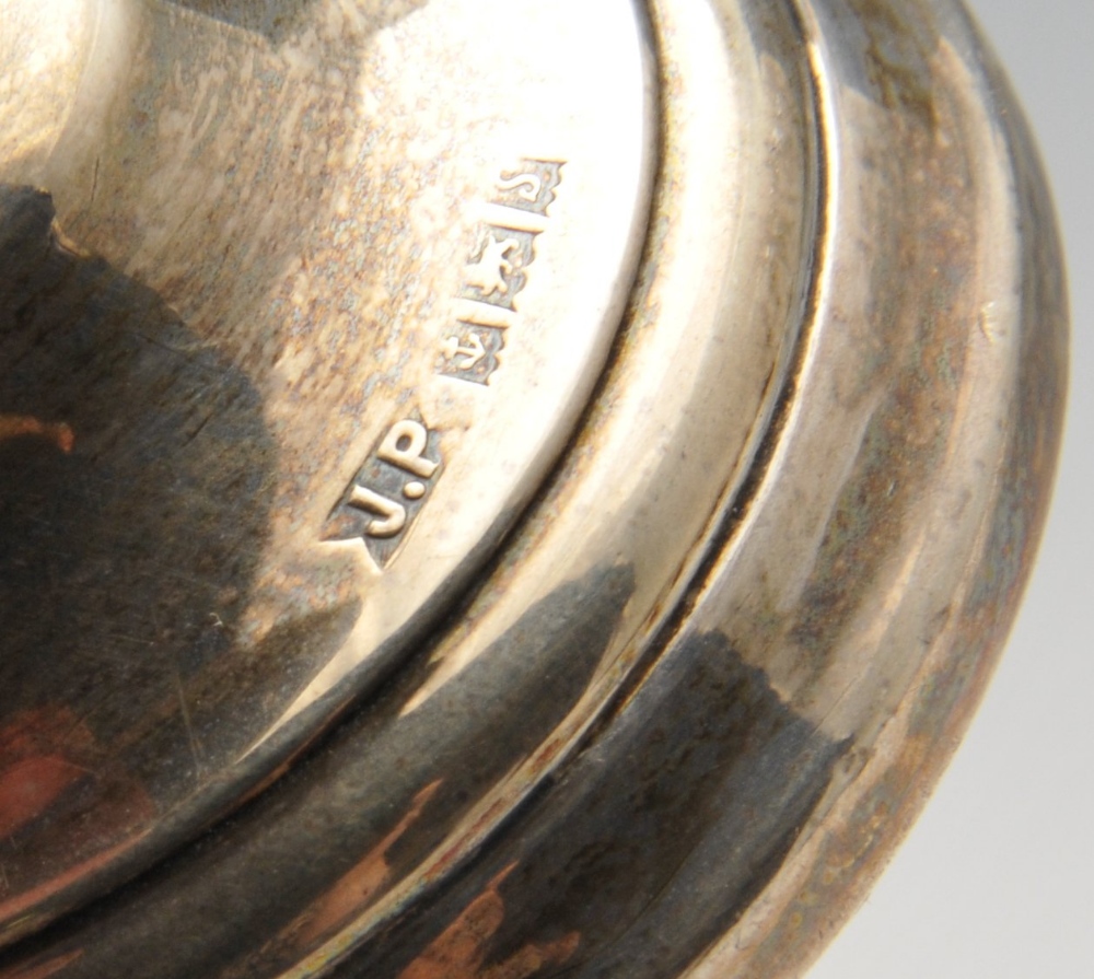 An Edwardian silver dish of oval outline having pierced foliate border to the wide flaring rim, - Image 5 of 5