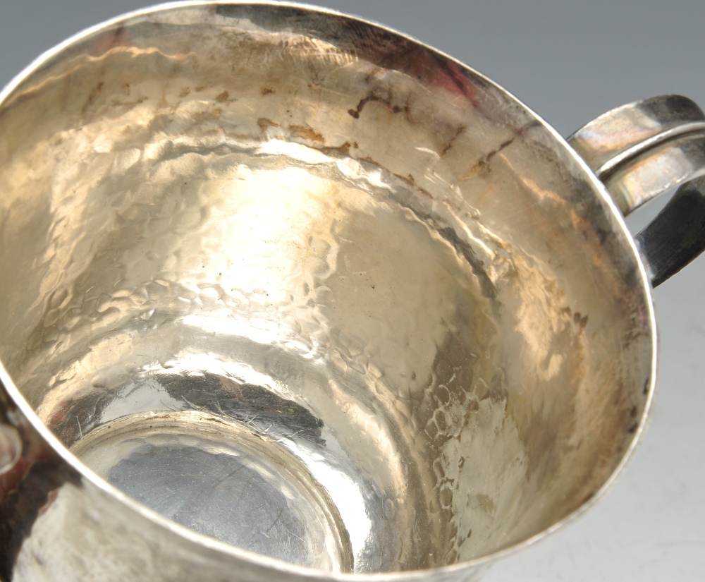 An Edwardian silver twin-handled cup of slightly flared form, having a planished finish with - Image 6 of 12