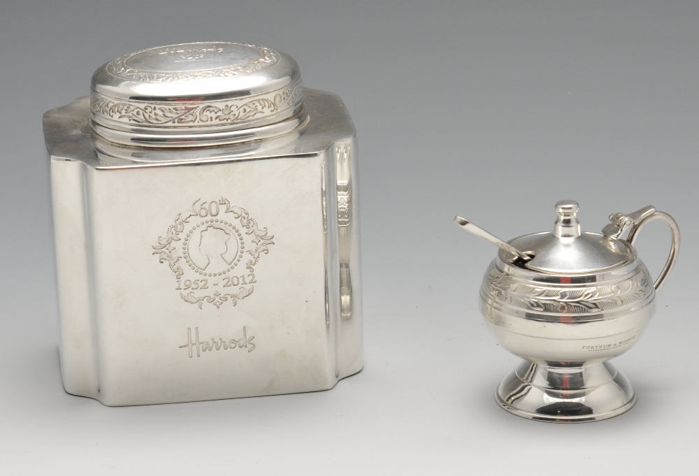 A silver plated pedestal soup tureen and cover of plain circular form with gadrooned rim and lion - Image 7 of 14