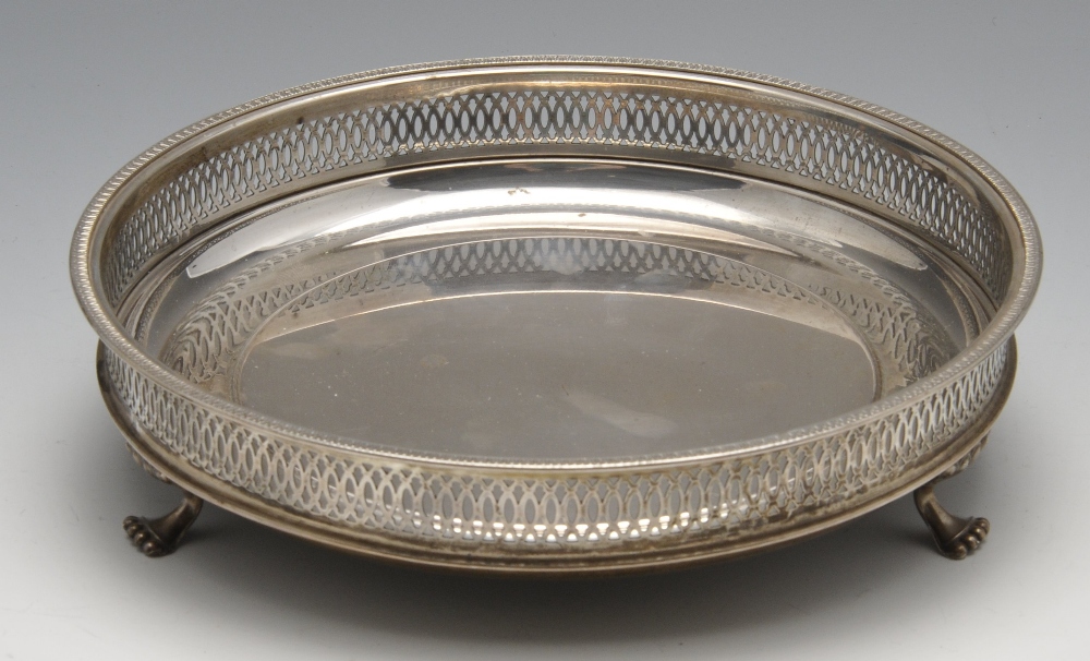 Two Italian silver trays and a pierced dish, each of plain circular form having formal leaf rim, the - Image 3 of 4