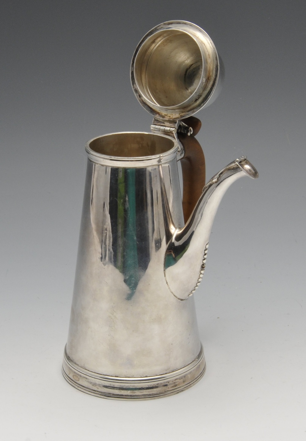 An Edwardian Britannia silver chocolate pot of traditional form, the plain tapering body, to the - Image 3 of 3