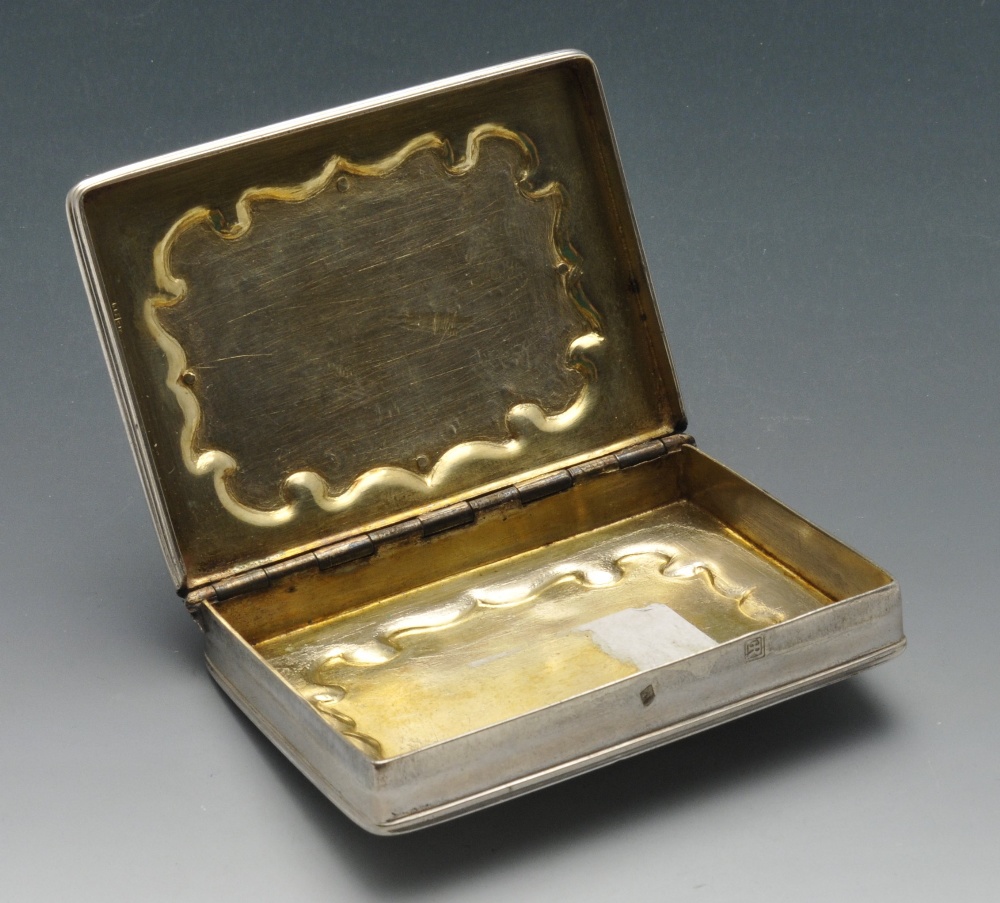 A continental snuff box of rounded rectangular form, the hinged lid with raised panel showing a - Image 2 of 6