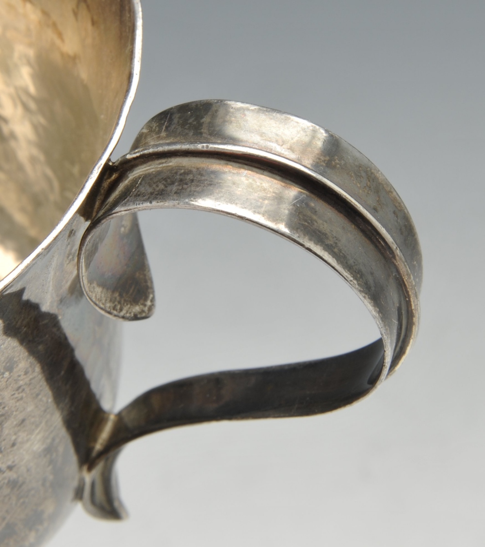 An Edwardian silver twin-handled cup of slightly flared form, having a planished finish with - Image 7 of 12