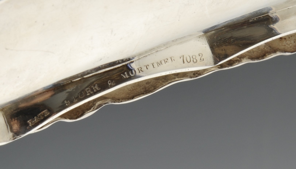 A mid-Victorian silver pen tray by John Samuel Hunt, (Hunt & Roskell), having leaf ends and - Image 3 of 6