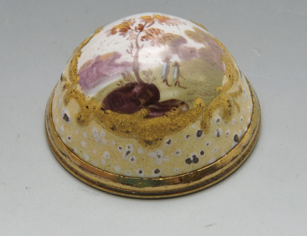 An enamel nutmeg grater of ovoid form, with gold tone mounts and gilt borders surrounding painted - Image 6 of 6