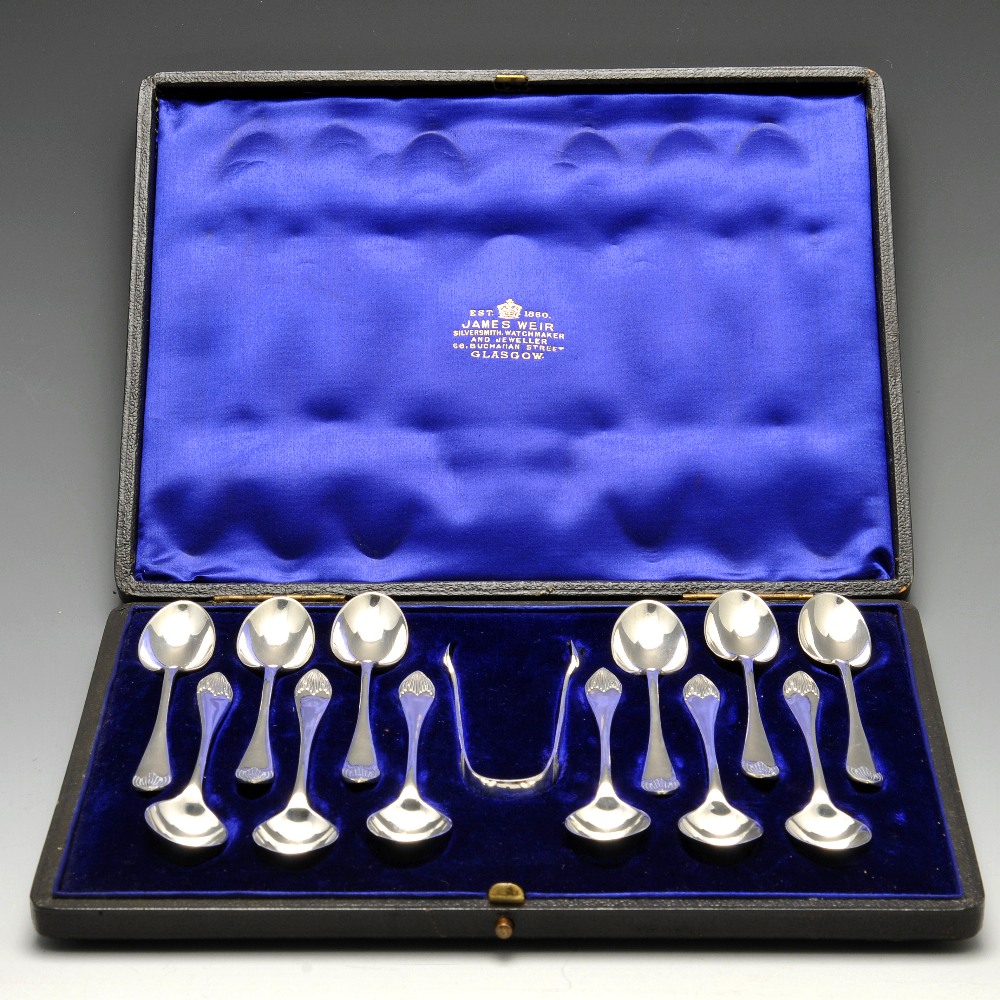 An Edwardian cased set of twelve silver teaspoons with matching sugar nips, each with plain tapering