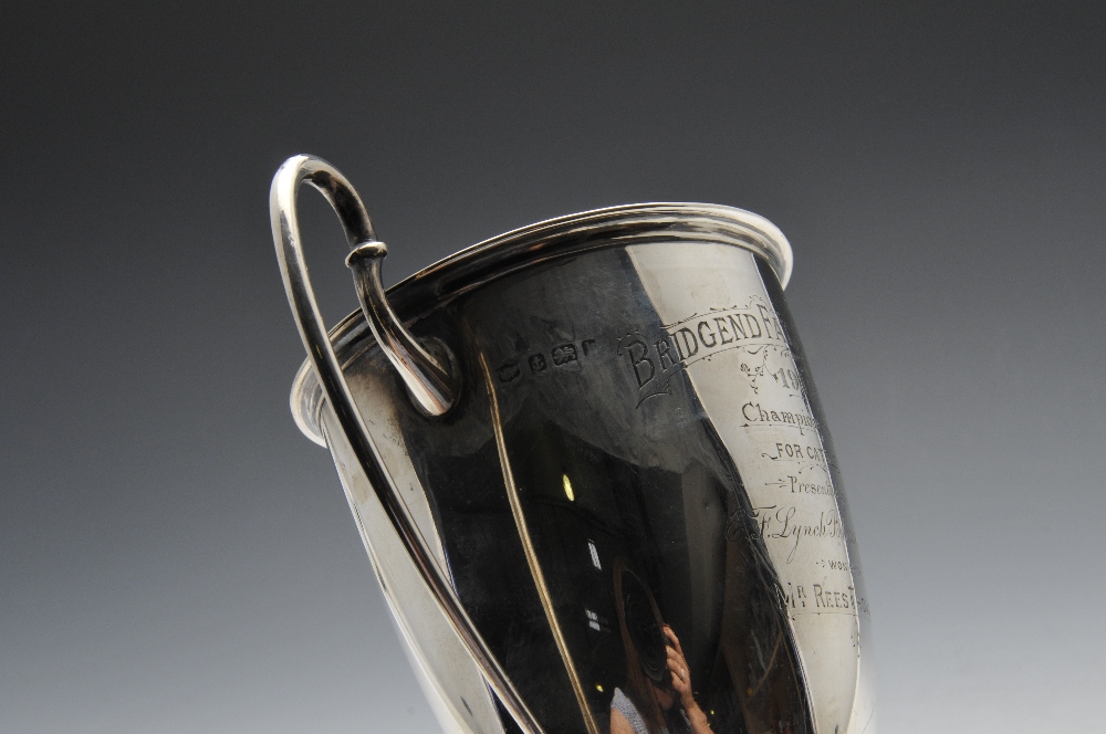 An Edwardian silver trophy cup of circular tapering form to a footed base, having a moulded rim, - Image 2 of 3
