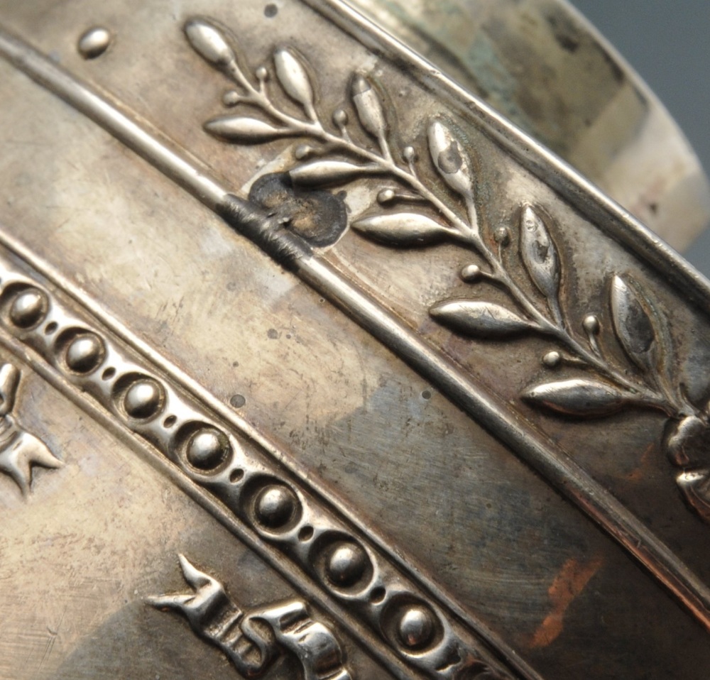 An early twentieth century silver tea caddy of oval form, decorated with a trailing leaf border - Image 5 of 7