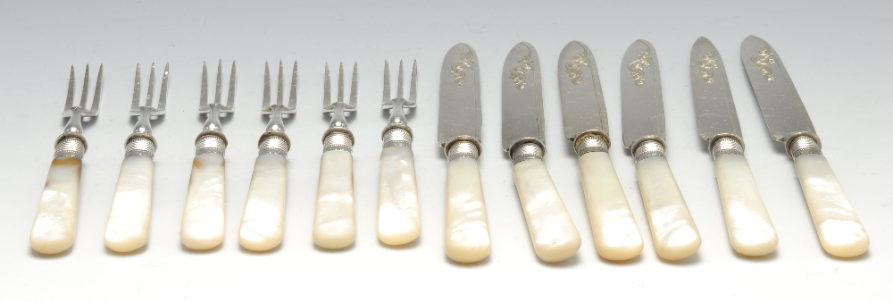 A selection of various early twentieth century mother-of-pearl handled silver fruit knives and - Image 4 of 10