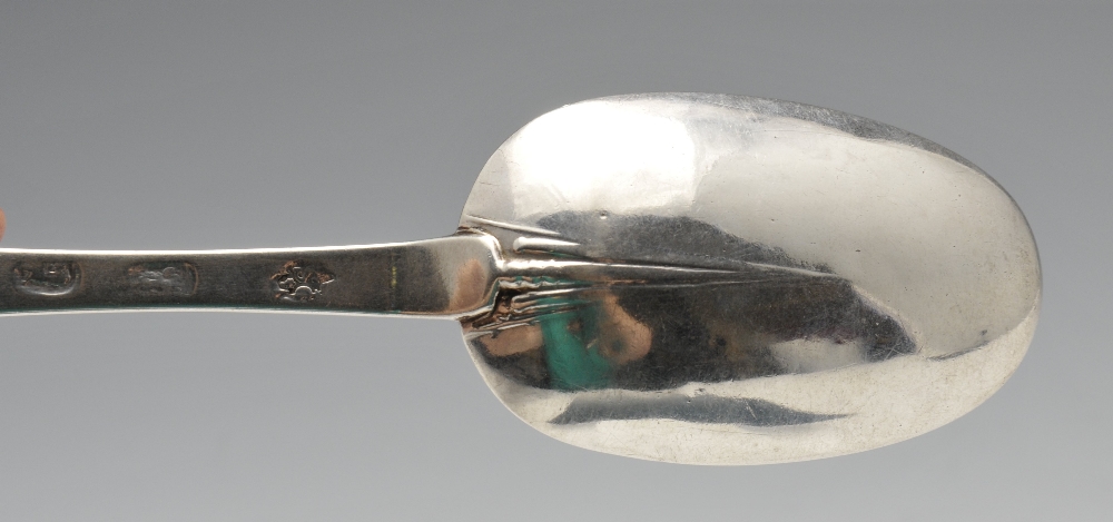 A Queen Anne silver Trefid spoon with initialled reverse terminal. Hallmarked William Scarlett, - Image 7 of 7