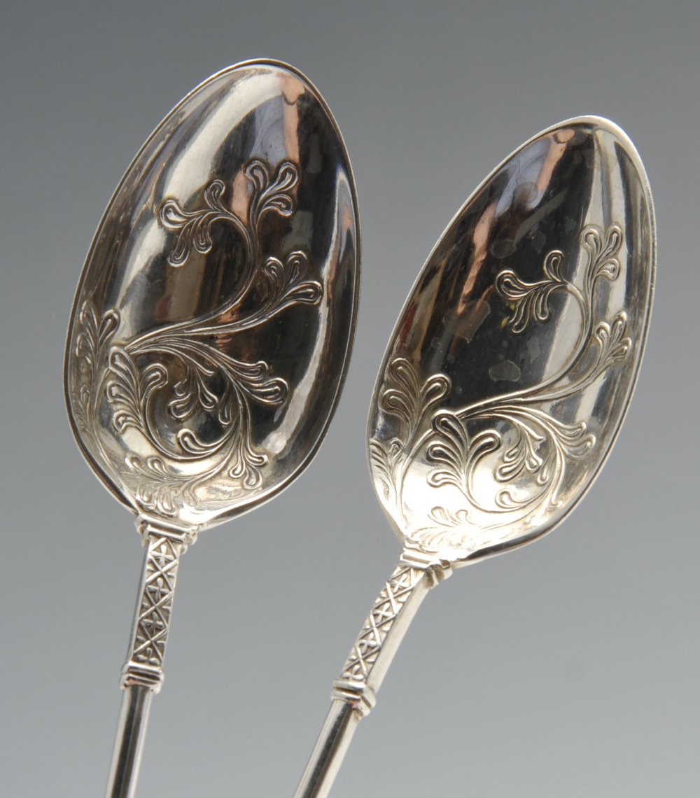 A cased set of six late Victorian silver spoons and sugar tongs having apostle terminals and foliate - Image 4 of 7