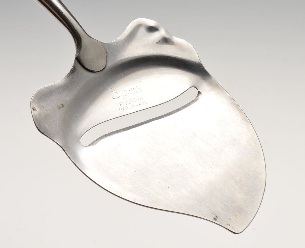 A Norwegian silver mounted cheese slice with tapered scroll embellished handle, marked Hestenes - Image 4 of 7