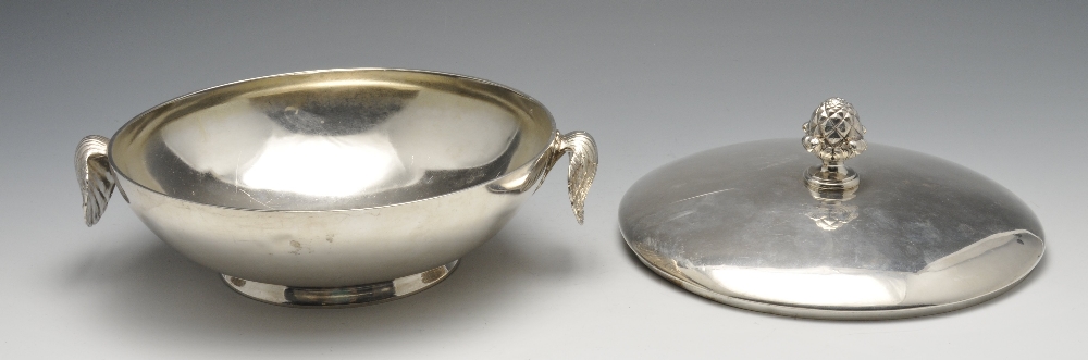 A Victorian silver serving dish and cover, the plain circular form with crest engraving, twin oyster - Image 5 of 5