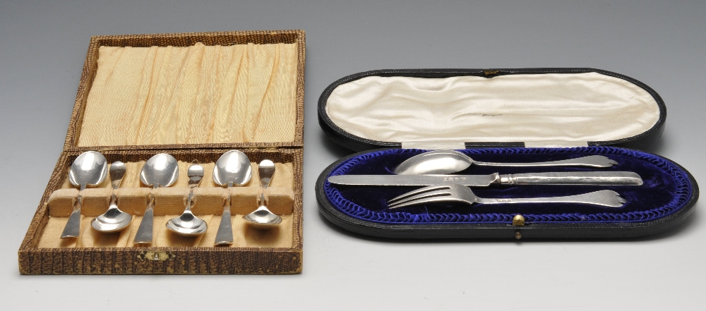 A George I Rat-tail spoon, hallmarked Charles Jackson, London 1719. Together with an Edwardian cased - Image 4 of 10