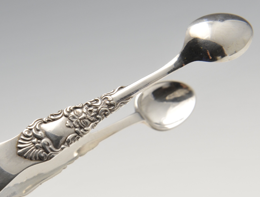 A cased set of six Edwardian silver teaspoons and sugar tongs, the spoons having mask and foliate - Image 4 of 6