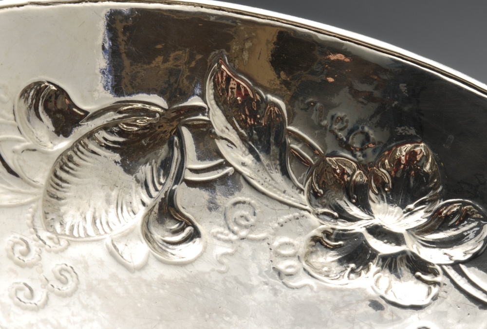 A matched pair of early nineteenth century Irish silver entree dishes, each of circular form with - Image 7 of 12