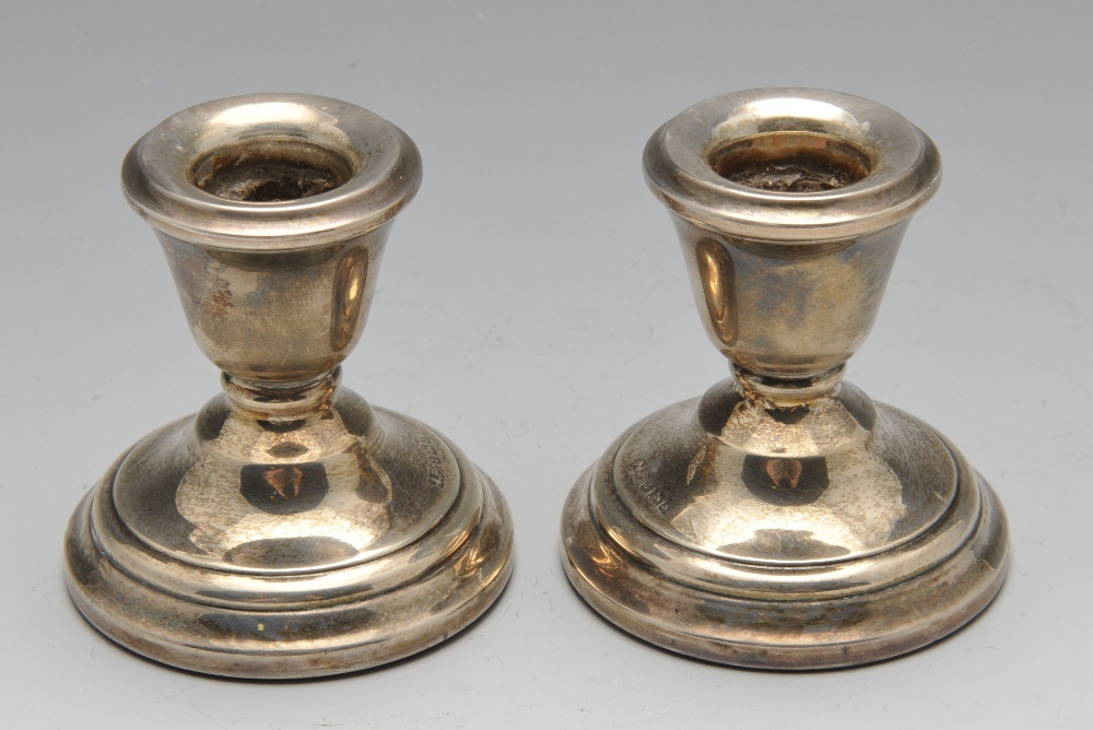 An Edwardian silver dish of oval outline having pierced foliate border to the wide flaring rim, - Image 4 of 5