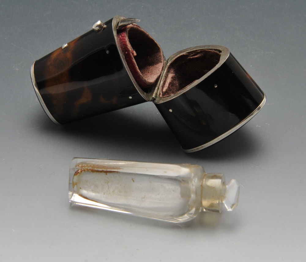 A tortoiseshell mounted scent bottle, of triangular and slight tapering form having vacant - Image 3 of 4