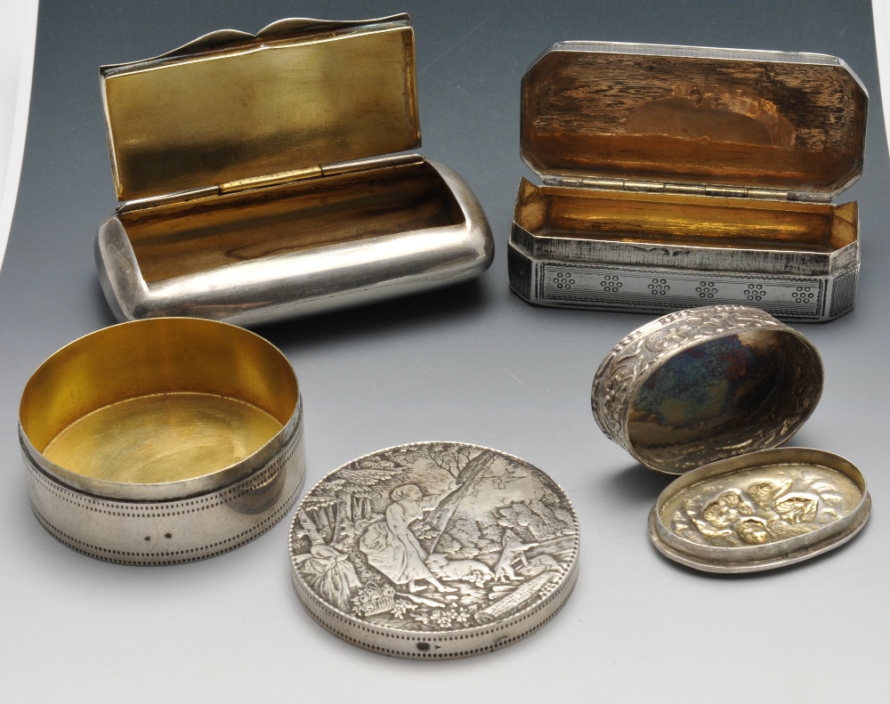 An early nineteenth century French silver snuff box, the oblong engraved form with canted corners - Image 2 of 13