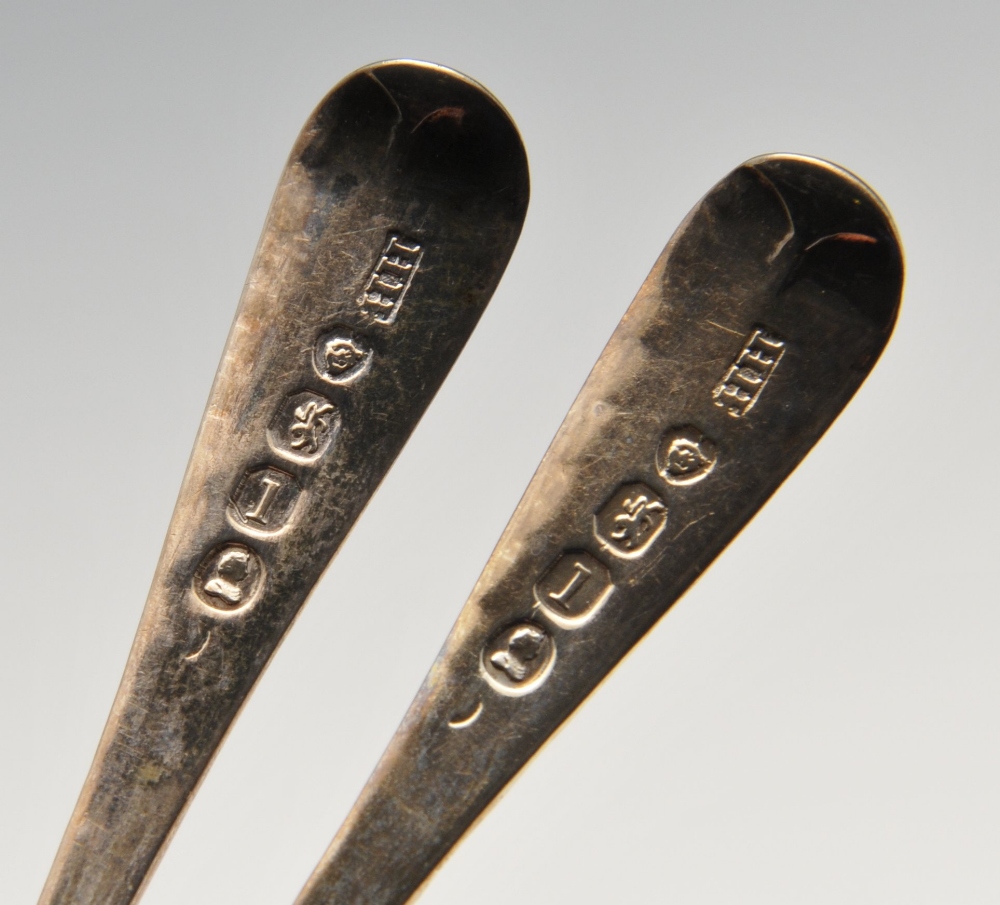 A cased set of six George IV silver teaspoons, each having fluted bowls with scalloped edges, within - Image 2 of 4