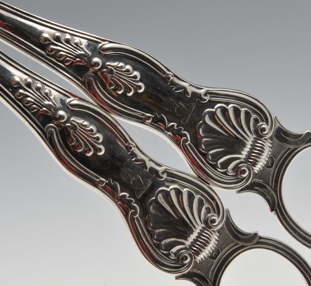 A pair of Victorian grape scissors in King's pattern with engraved crest and reeded, oval form - Image 3 of 4