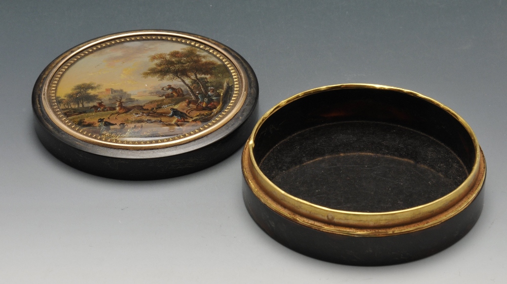 A tortoiseshell box of circular form with gold tone borders, the lid with painted panel depicting - Image 2 of 3