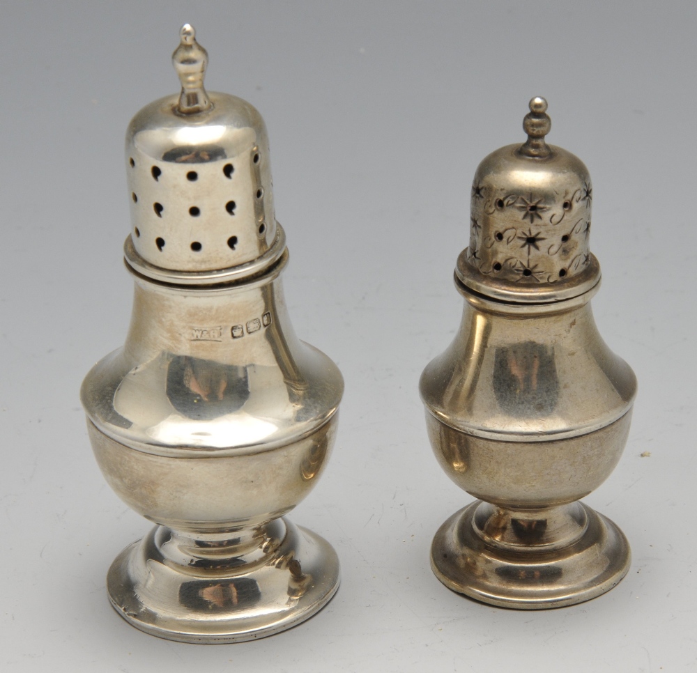 A selection of seven Edwardian and later silver casters of various styles and to include two - Image 9 of 9