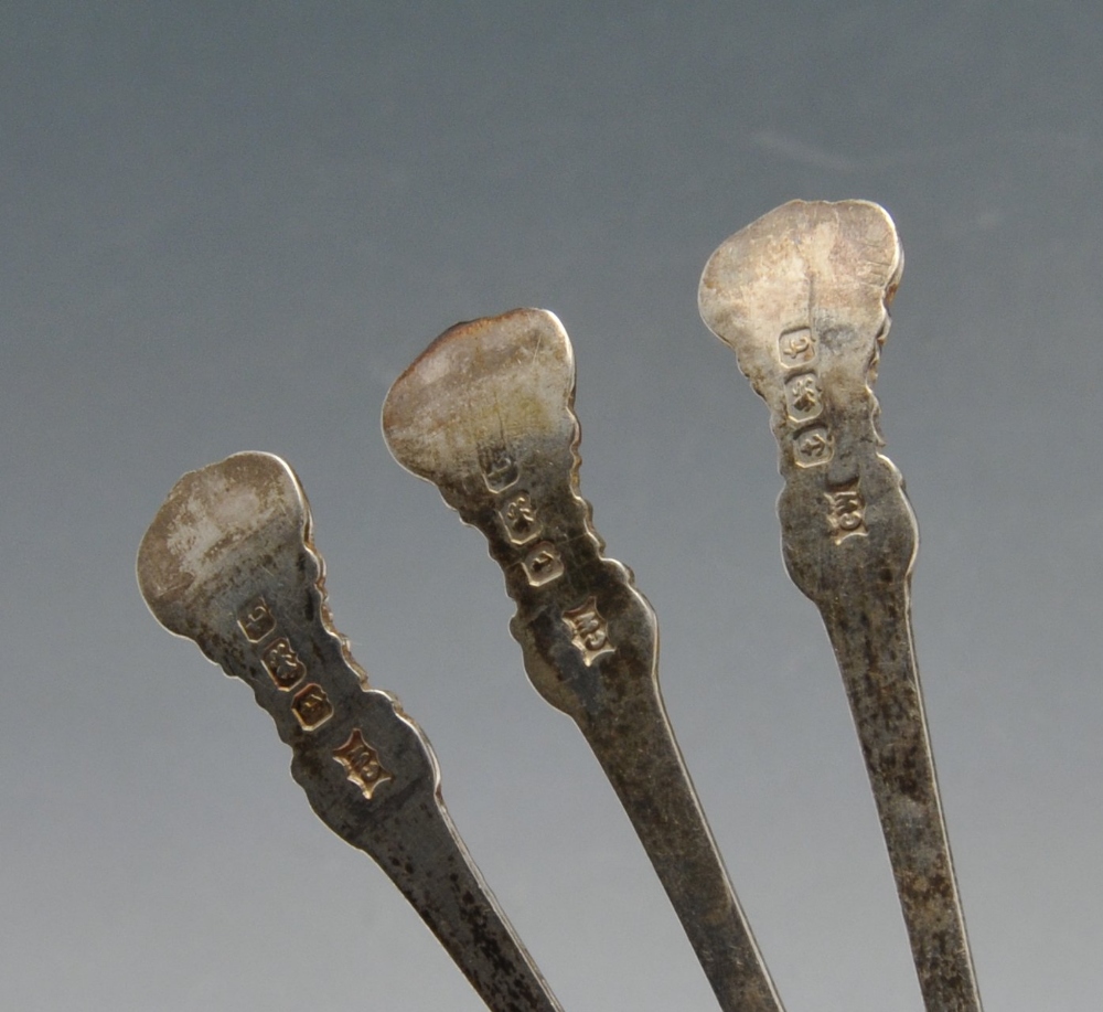 A set of six George V silver teaspoons having scrolling terminals leading to the plain stems, - Image 2 of 5